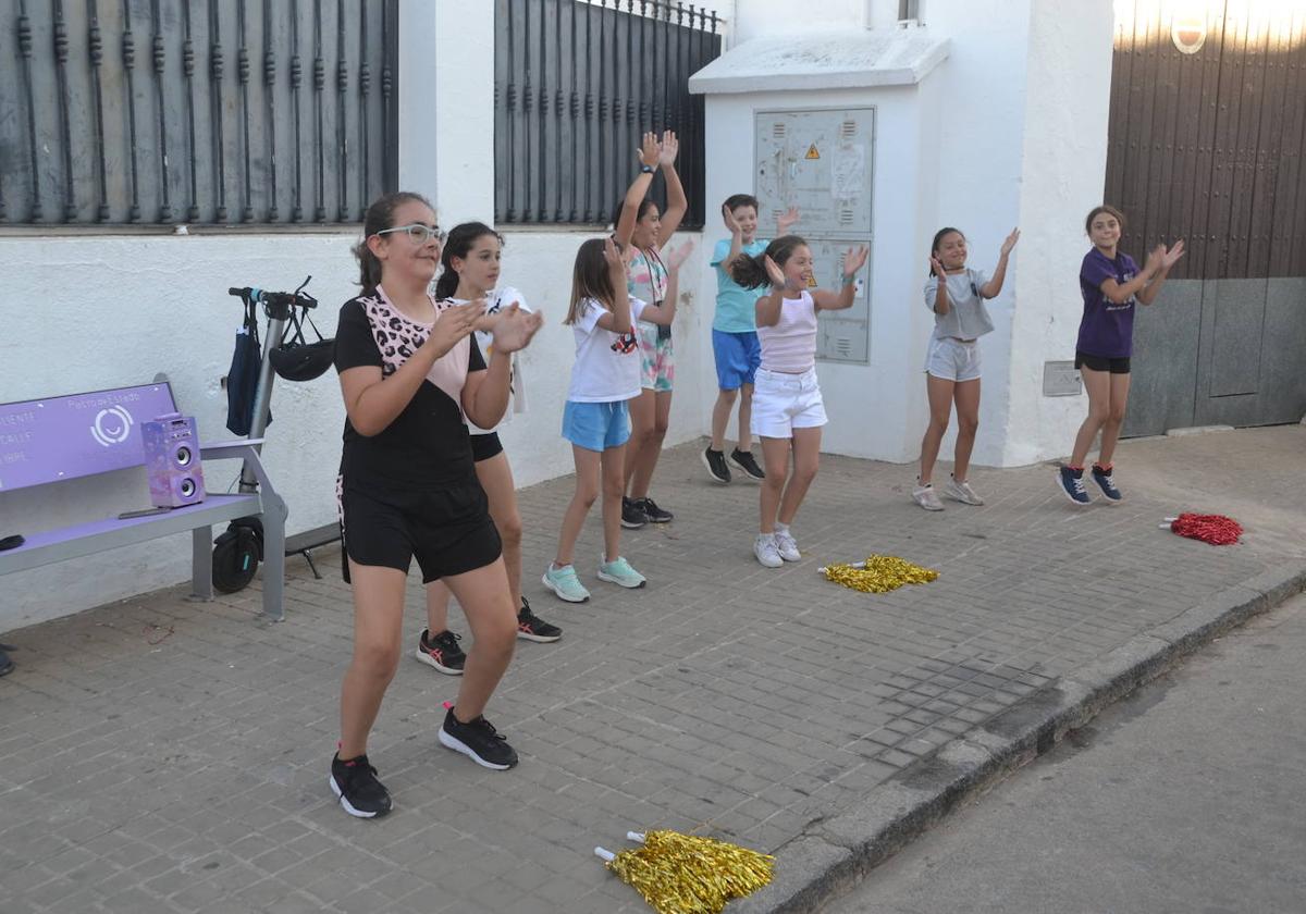 Ensayando para la fiesta en la puerta de uno de los colegios