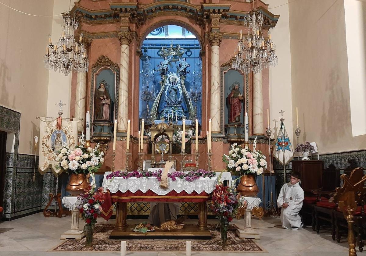 Altar de la adoración con Jesús Sacramentado, junto a la Virgen de la Estrella