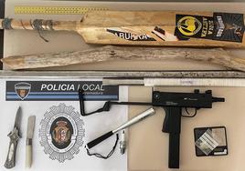 Entre el material destacan un puñal, un subfusil simulado una navaja y varios objetos contundentes