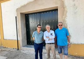 El delegado de patrimonio en el centro, junto al párroco y Ángel Montaño