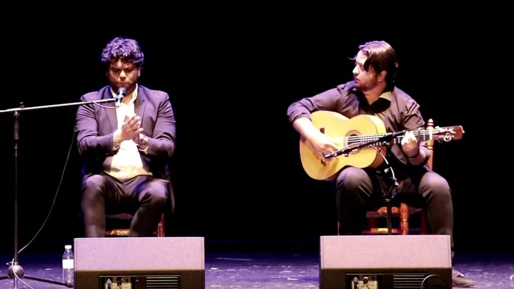 Cantaqndo junto a su guitarrista habitual