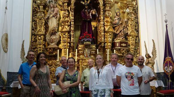 Primer grupo de las visitas guiadas del verano