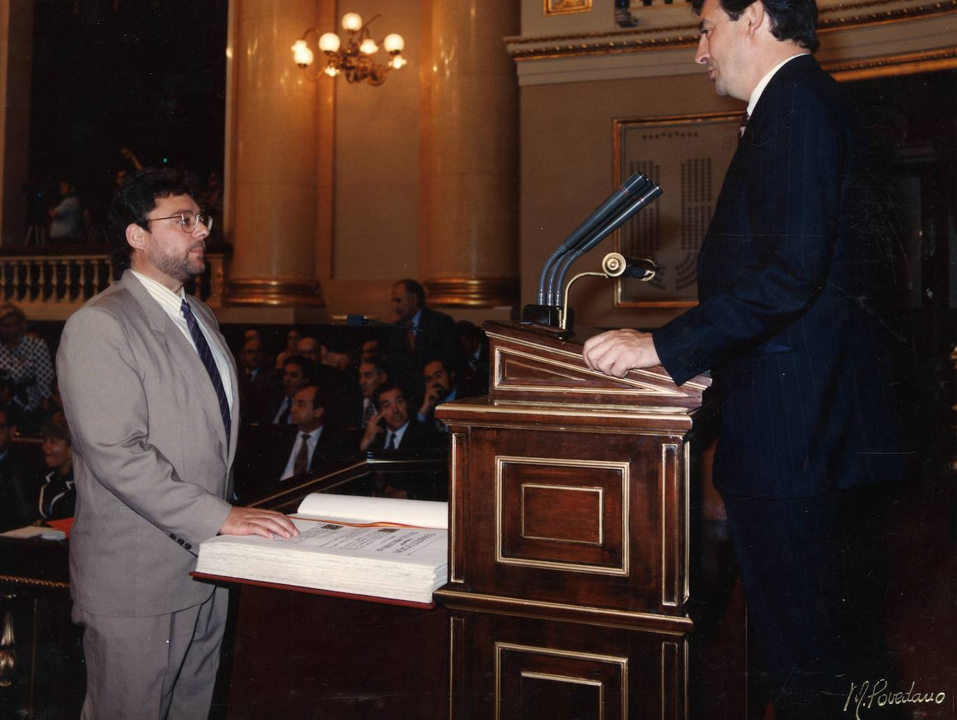 Jurando su cargo en el Senado