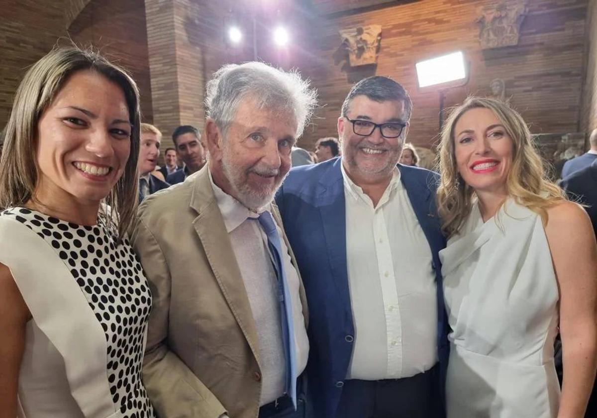 En lam foto el alcalde, Diego Hidalgo y la diputada con maría Guardiola