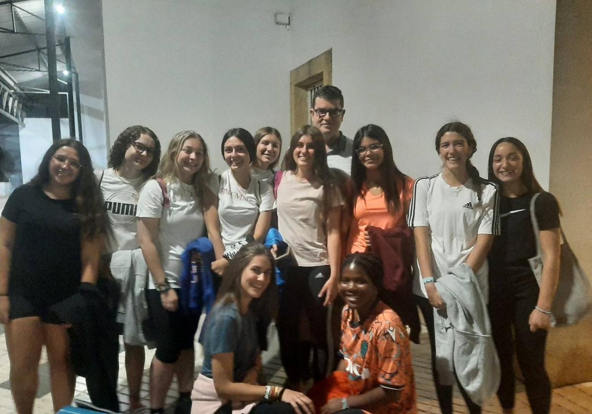El grupo de chicas con su monitor
