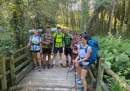 En mitad del camino pasando un puente