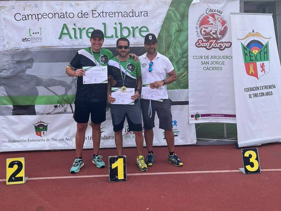 El santeño Julio Gordillo en el Podiun como subcampeón de Extremadura