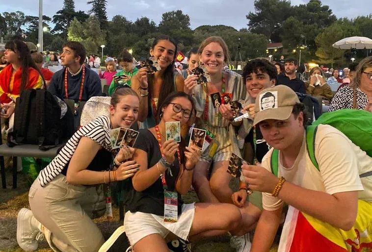 Las jóvenes santeñas mostrando estampas de distintas cofradías de Los Santos