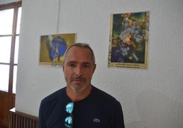 Antonio M. Cardenas junto a la foto ganadora