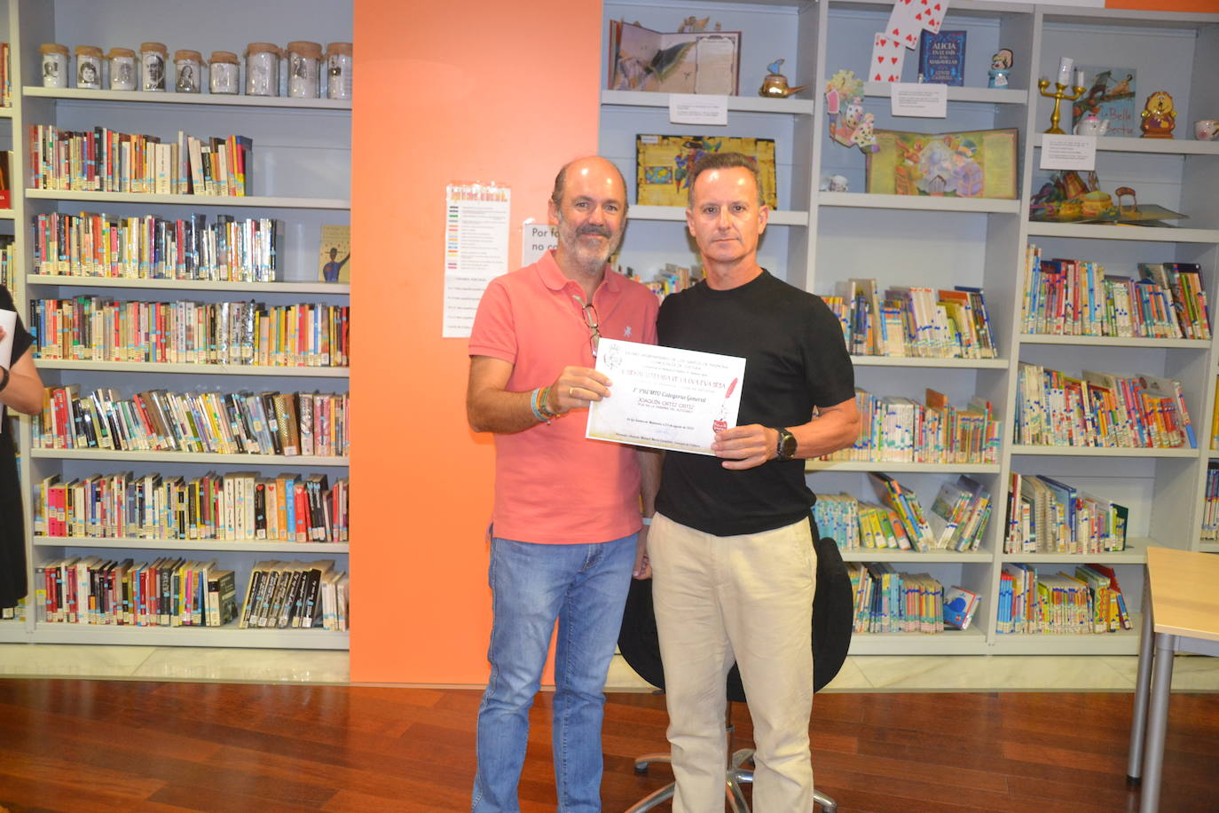 Entrega del primer premio a Ortiz por parte de Antonio marín