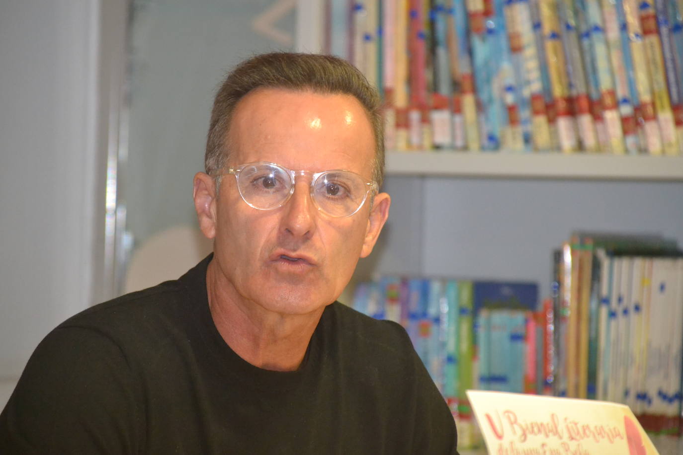 Joaquín Ortiz leyendo su relato