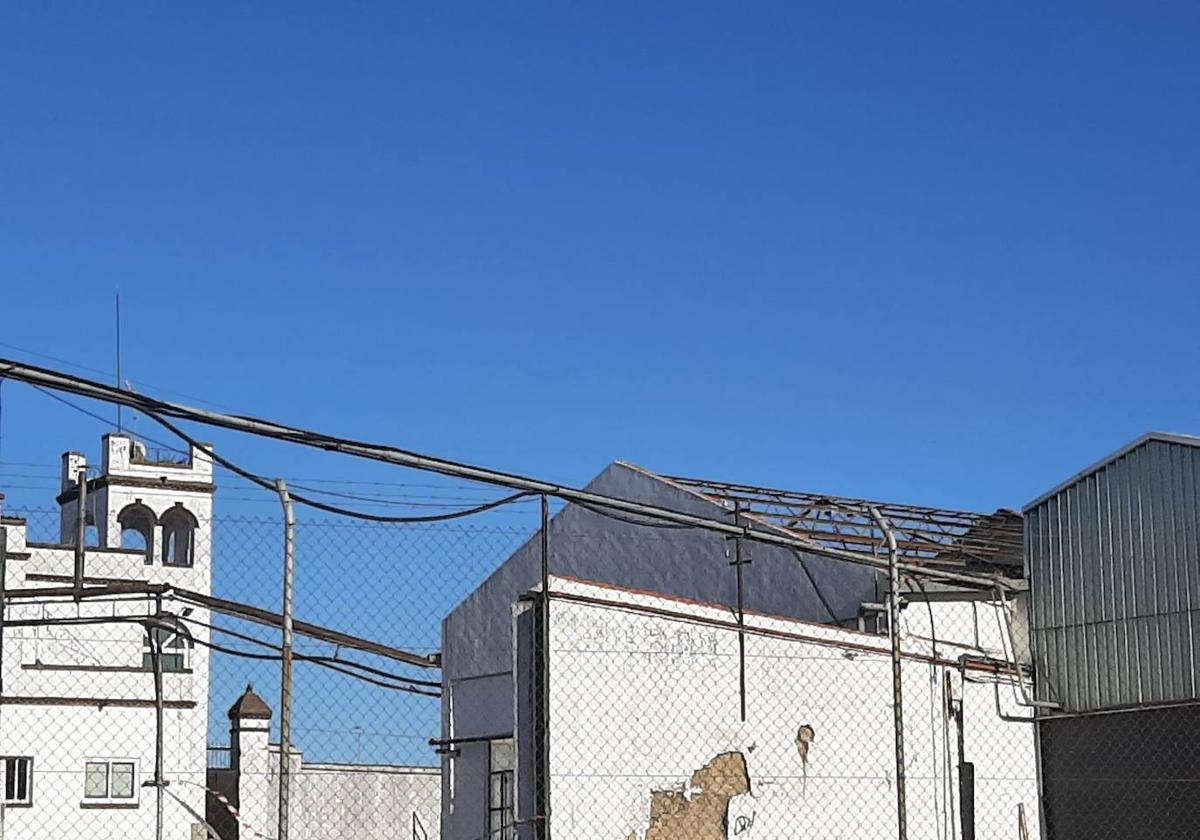 La fábrica del portazgo desde la vía del tren