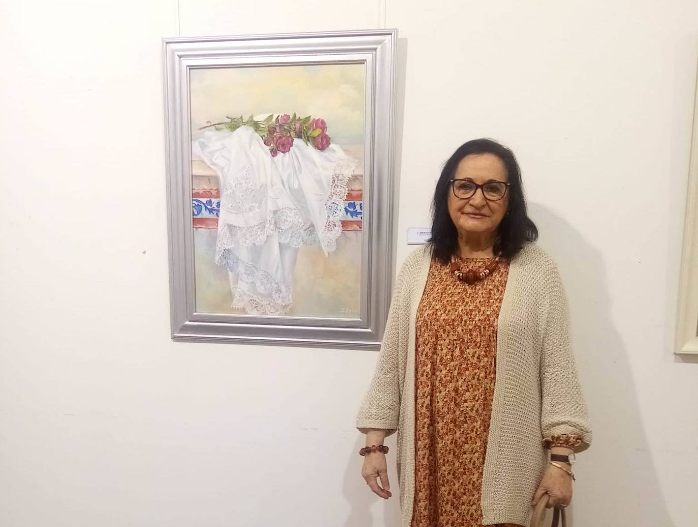 Estrella apolo junto a una de sus obras