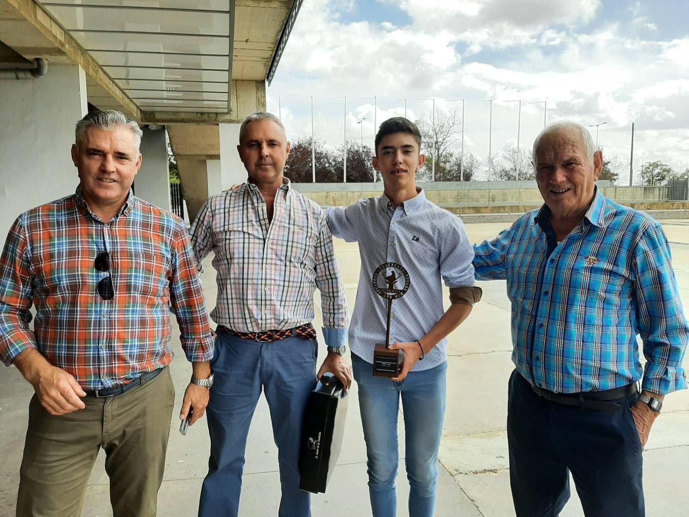 Con sus familiares tras recoger la distinción