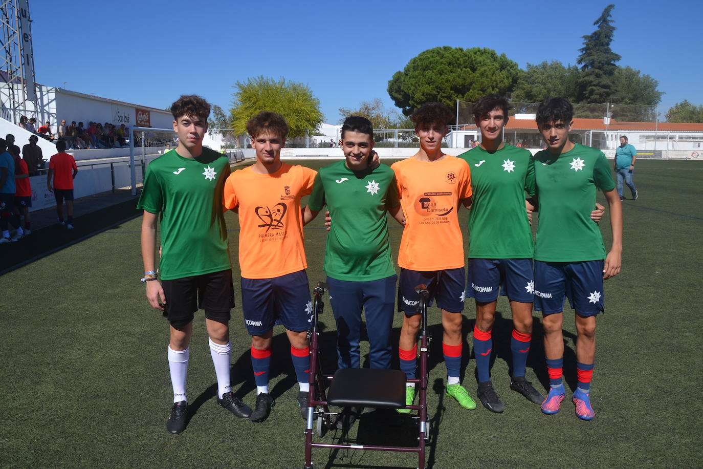 Los juveniles citados, con su compañero Oscar, que ya usa andador en lugar de silla de ruedas