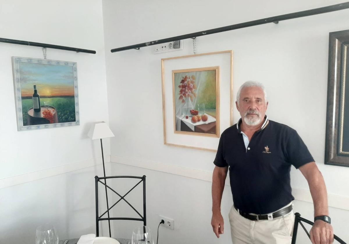 Luis Follarat en un rinc´on del restaurante donde se cuelga su obra
