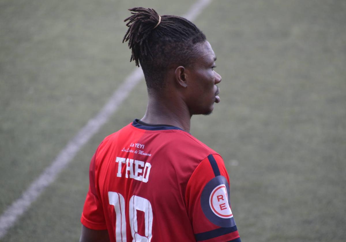Theo con la camiseta de la Estrella