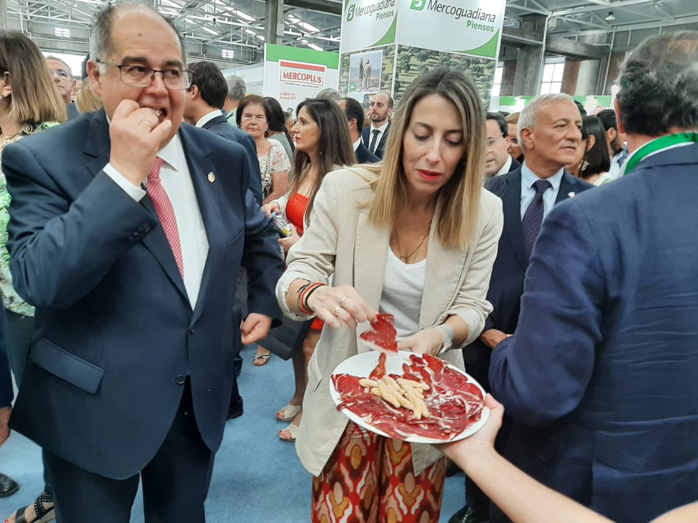 El alcalde de Zafra y la presidenta de la Junta comiendo jamón en la Feria