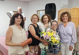 Carmela recibiendo el cariño de empleadas de hogar, entre ellas la ex directora Mari Ángeles