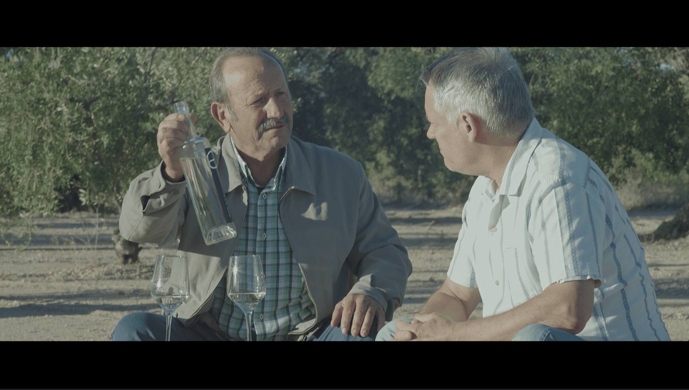 Robert conversando con un miembro de la cooperativa en el cortometraje