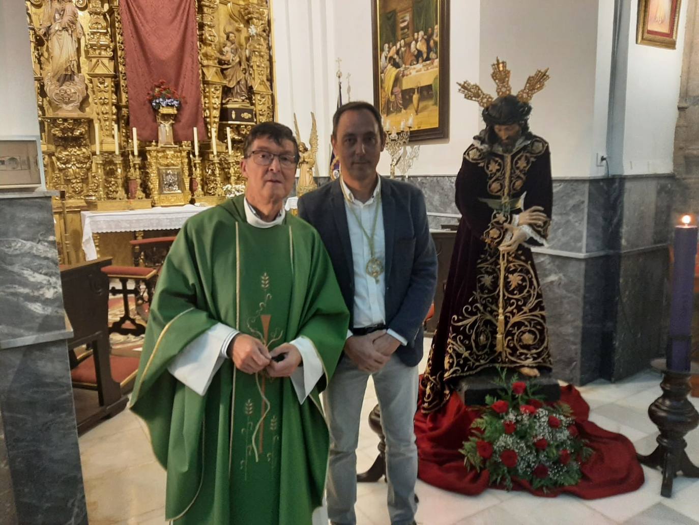 El párroco y el hermano mayor de la Hermandad del Nazareno ante la imagen