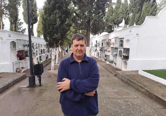 Antonio Gordillo Garay, en la que es su segunda casa, el cementerio