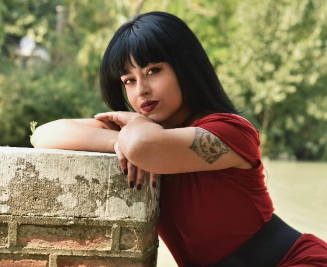 La artista colombiana Laura Bastet expone sus fotografias en Los Santos
