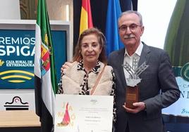La presidenta de la D.O Dehesa de Extremadura Elena Diéguez entrega el galardón a Francisco javier Morato