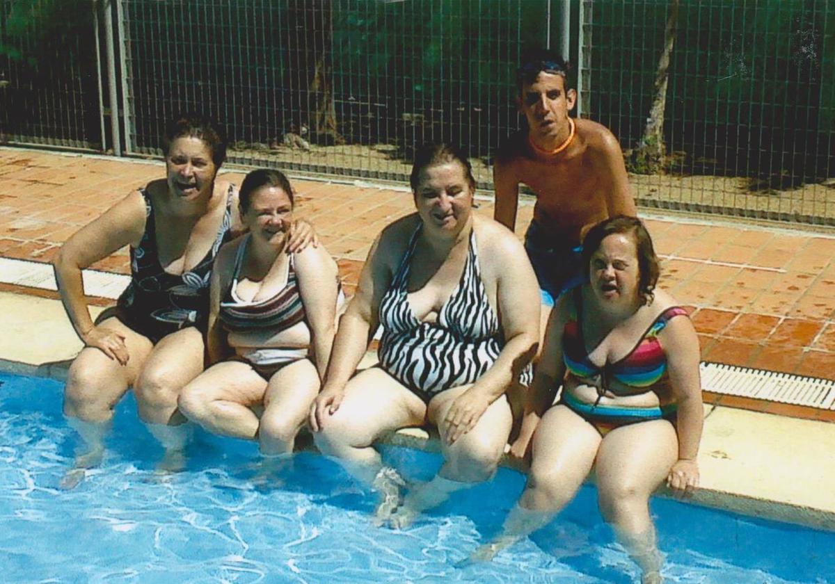 Actividad de los 'niños' de la asociación en la piscina