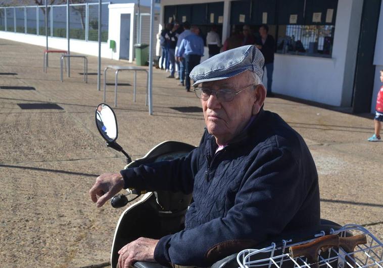 'Castola' un gran hincha de la Estrella que no se pierde un partido a sus 93 años