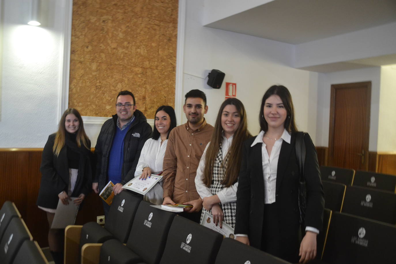 Jóvenes investigadores de la UEX en las Jornadas, junto al profesor Soto