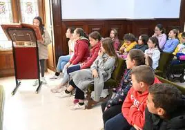 Alumnos de los colegios santeños conmemorando el Día de la Constitución