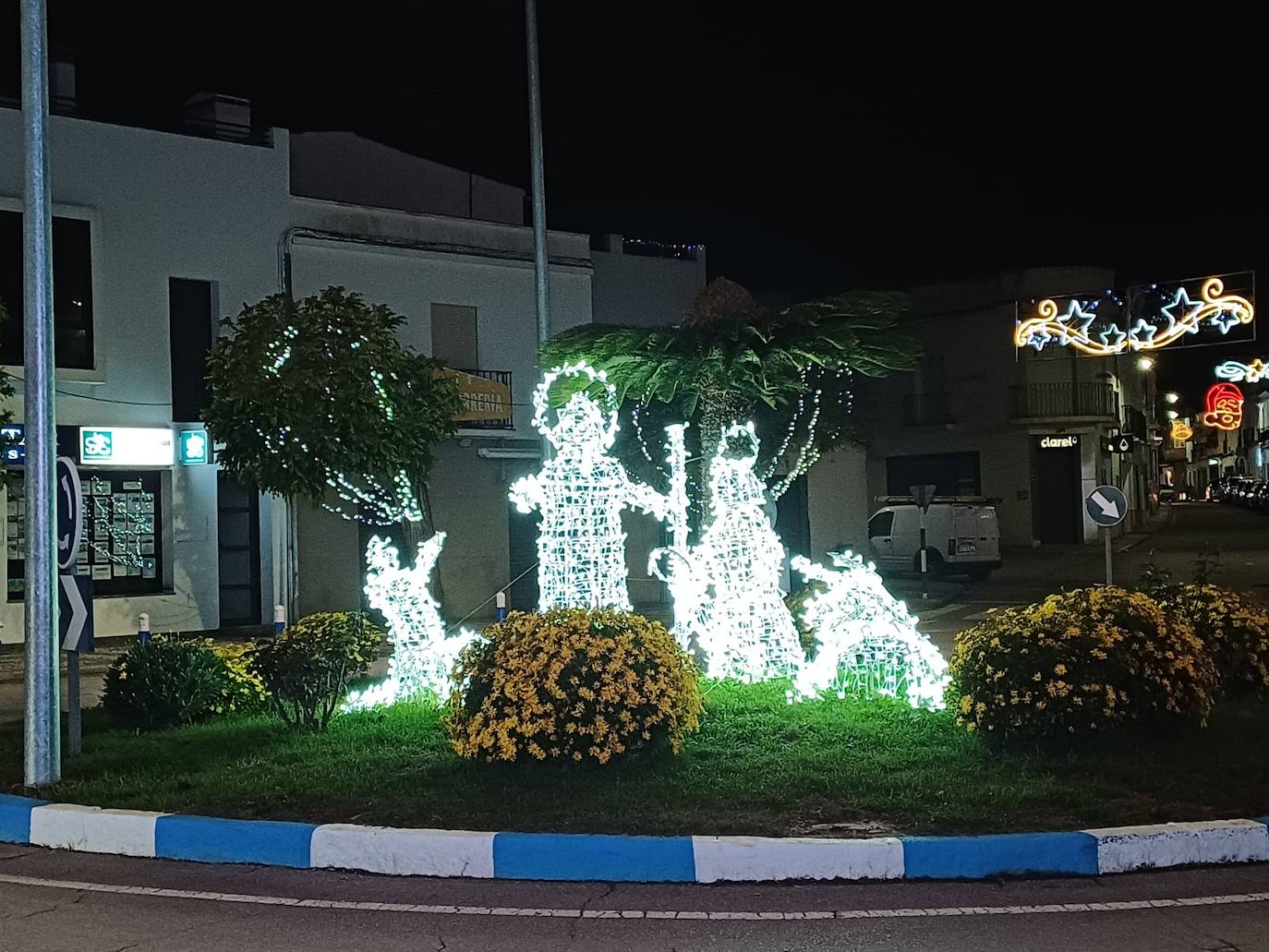 Belén de luces en una rotonda