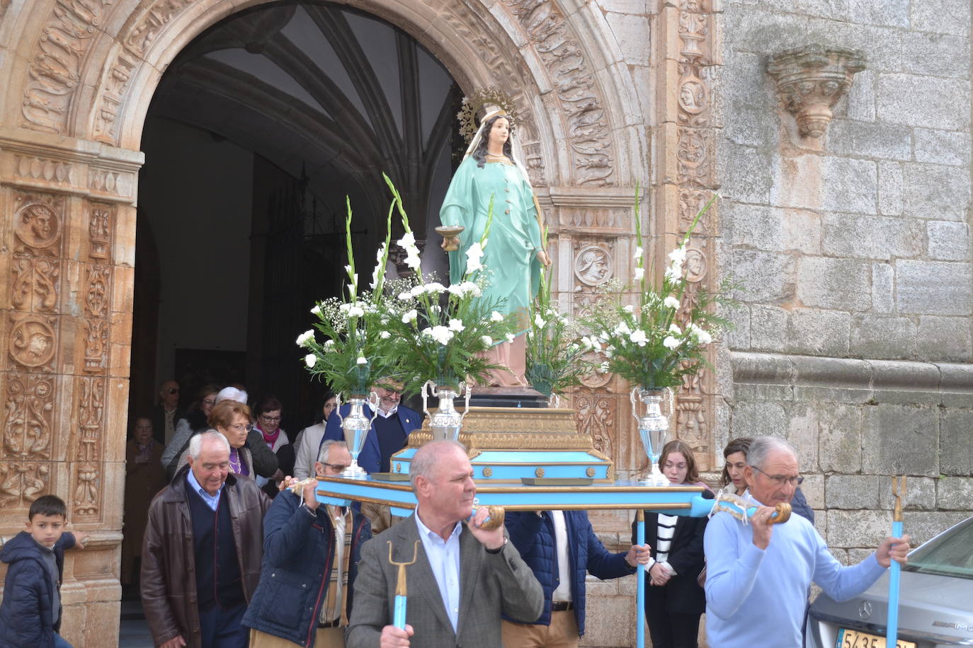 Salida de la, imagen de la santa por la puerta del Perdón