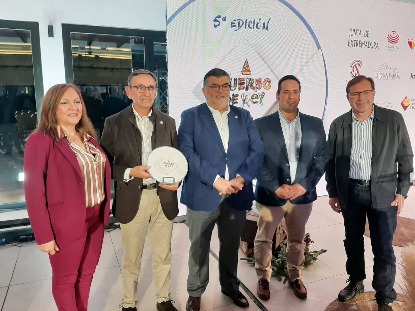 Alcalde y concejala con el premiado y el presidente y gerente de la Cooperativa