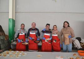 Una de las tapas listas para ser consumida y sus autores