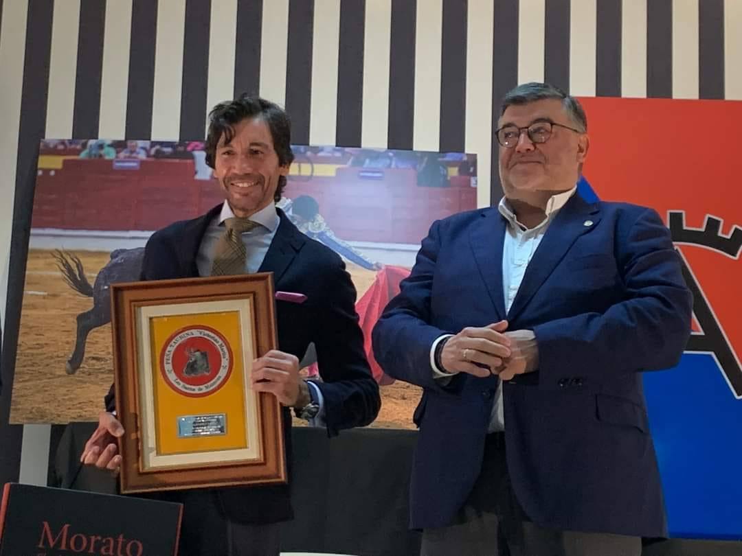 El torero recogiendo el premio junto al alcalde