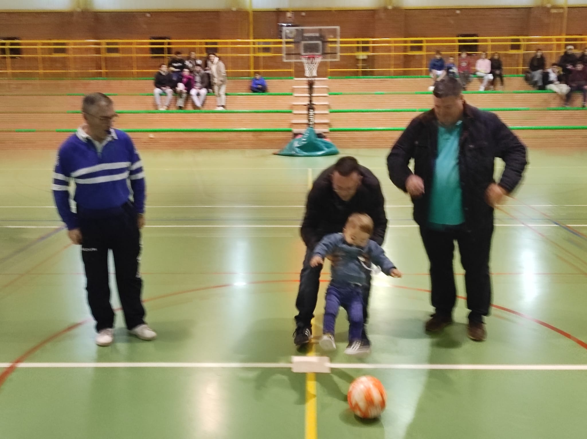 HUGO HACIENDO EL SAQUE DE HONOR