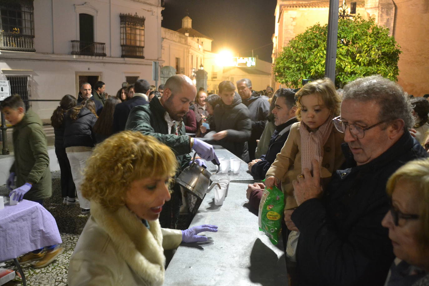 Sirviendo chocolate al numerosos público 
