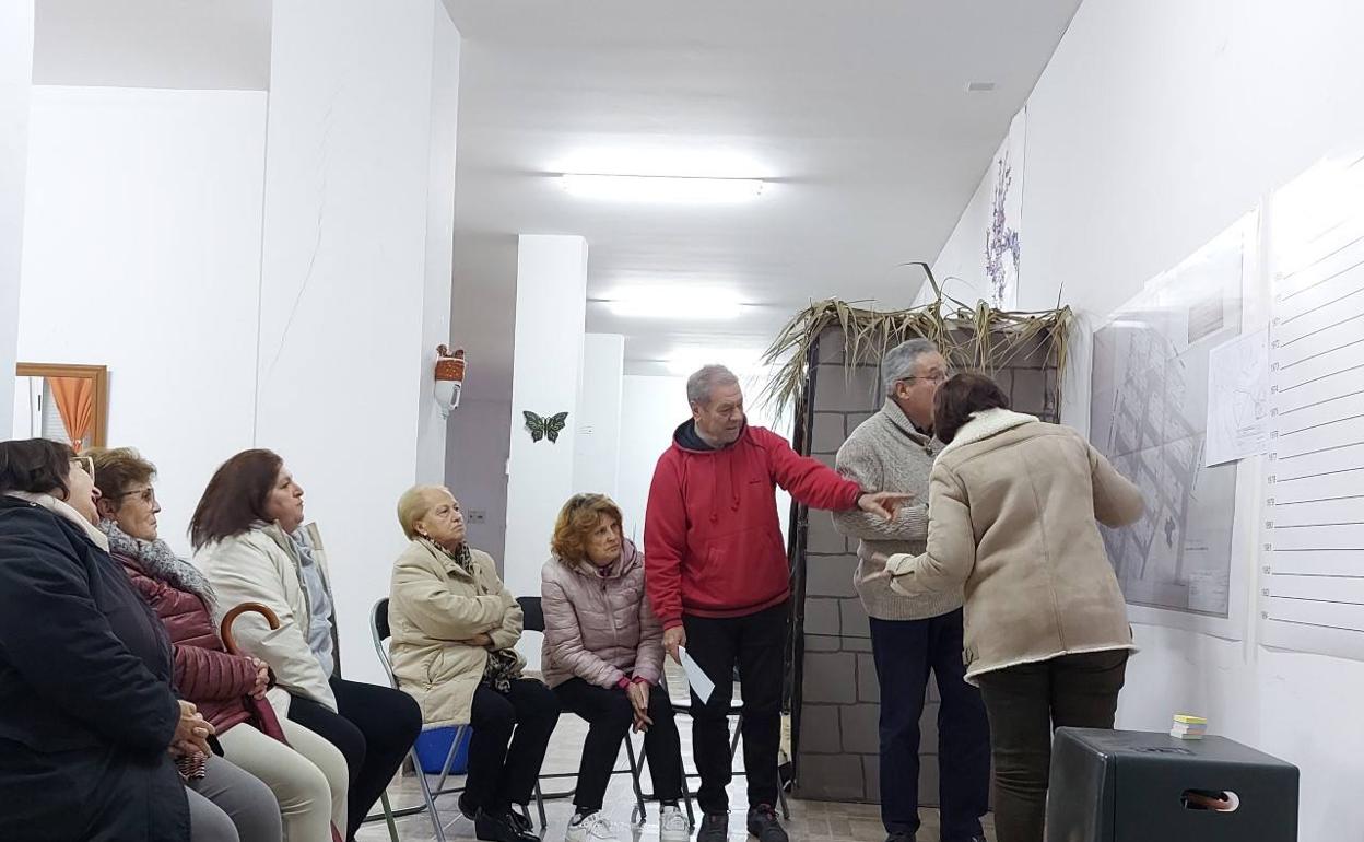 Una de las reuniones que se mantienen en la sede de la Asociación de vecinos 