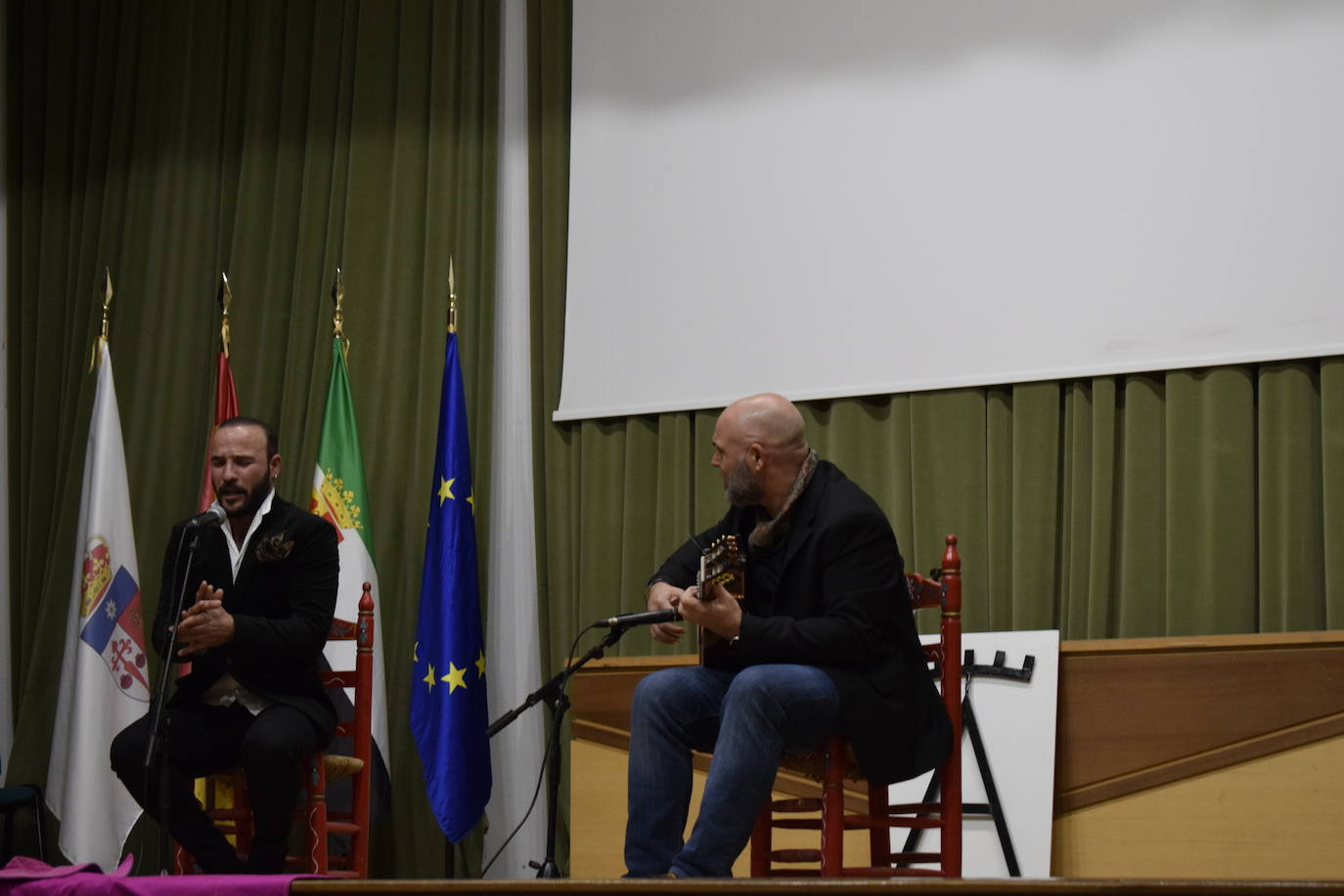 El cantante Manuel Pajares junto a la guitarra de Perico de la Paula 