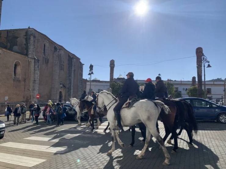 Casi 50 peregrinos del Rocío a pie y a caballo han pasado este lunes por Los Santos de Maimona
