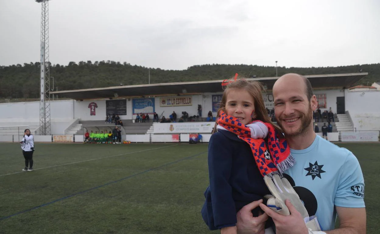 El capitán Ismael sujeta en sus brazo a la hija del jugador Angel 