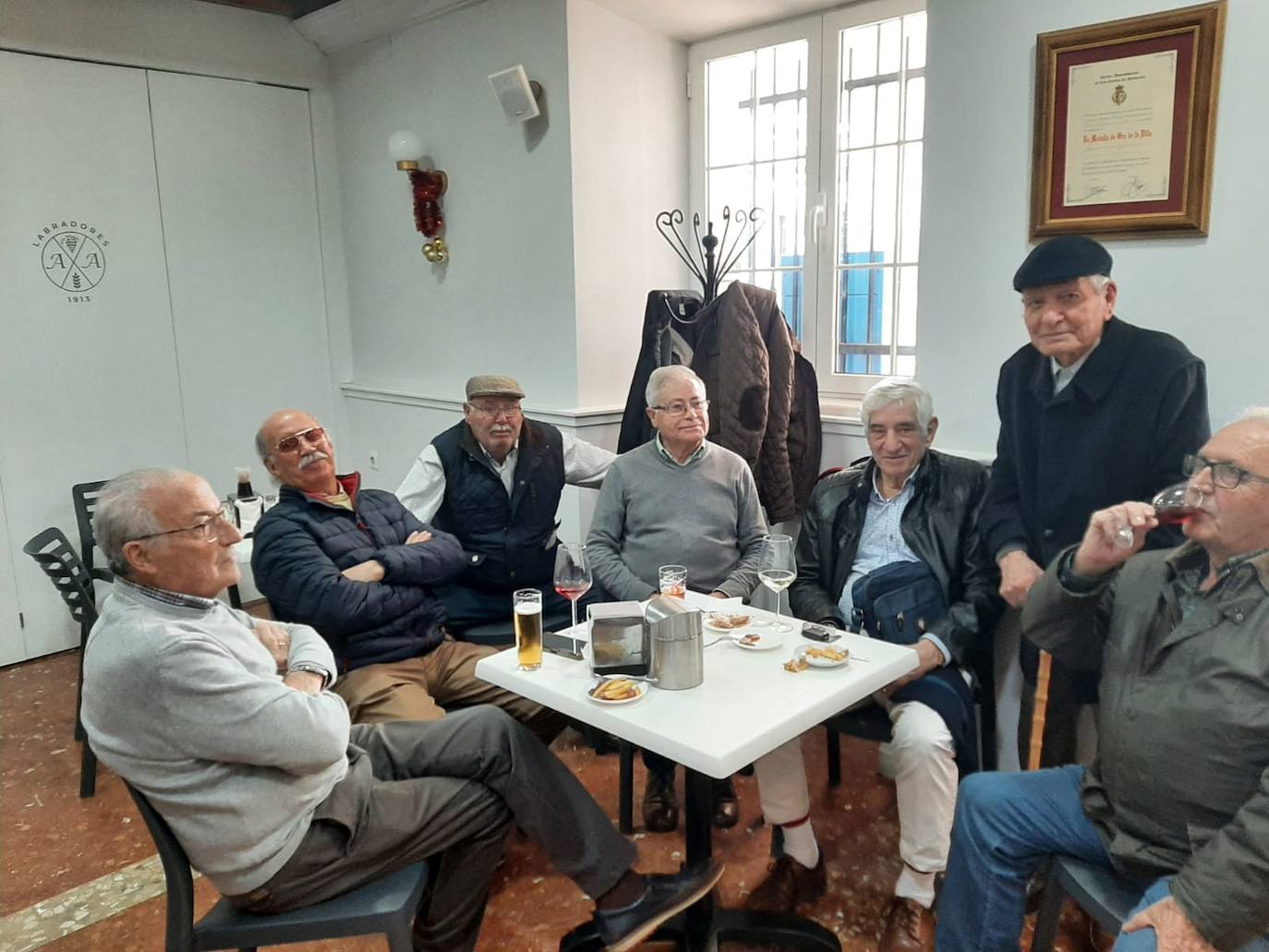 Tomando la copa con la peña de Labradores