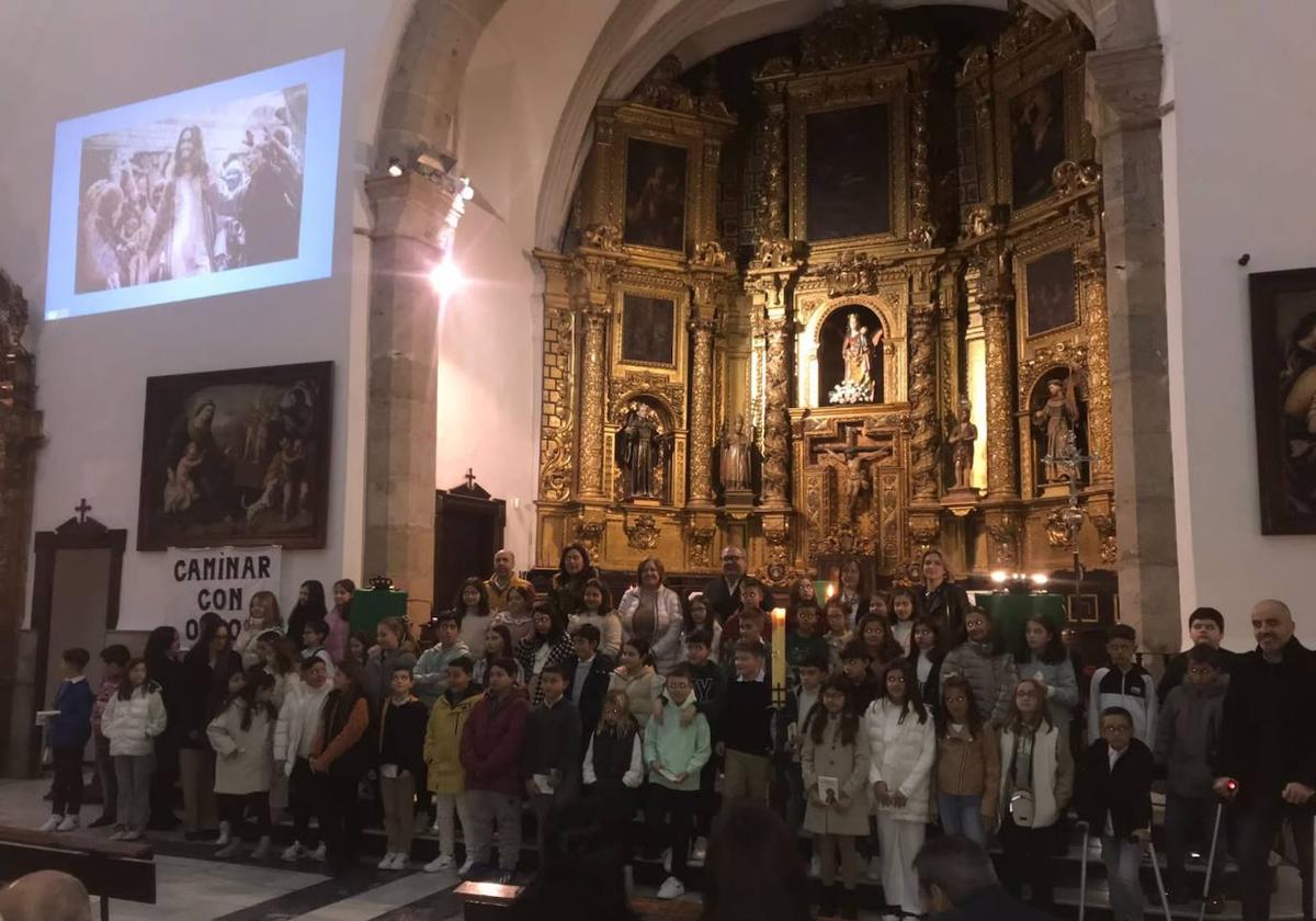 Los niños y niñas con sus catequistas