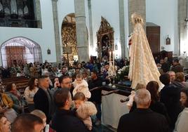 Los padres y padrinos de baitismo presentan en 2023 a los niños ante la imagen de la Virgen de la Candelaria