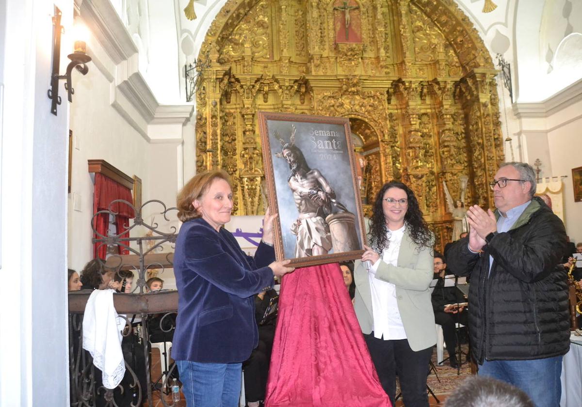 La presidenta de lam Coordinadora, Marta Montaño y el vicario José Atonio sequeda descubriendo el cartel