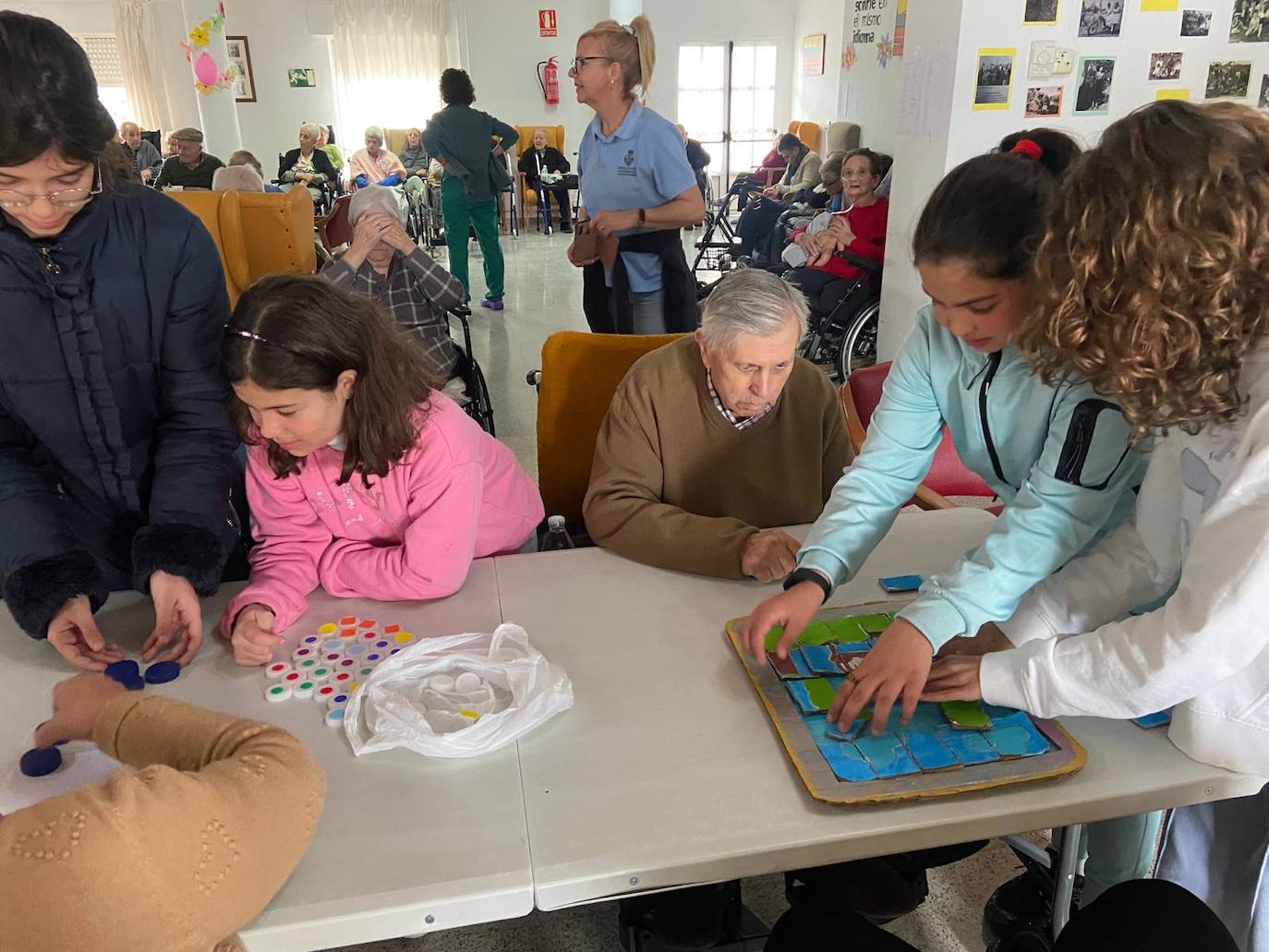 Alumnos del Tinoco junto a los residentes de la residencia