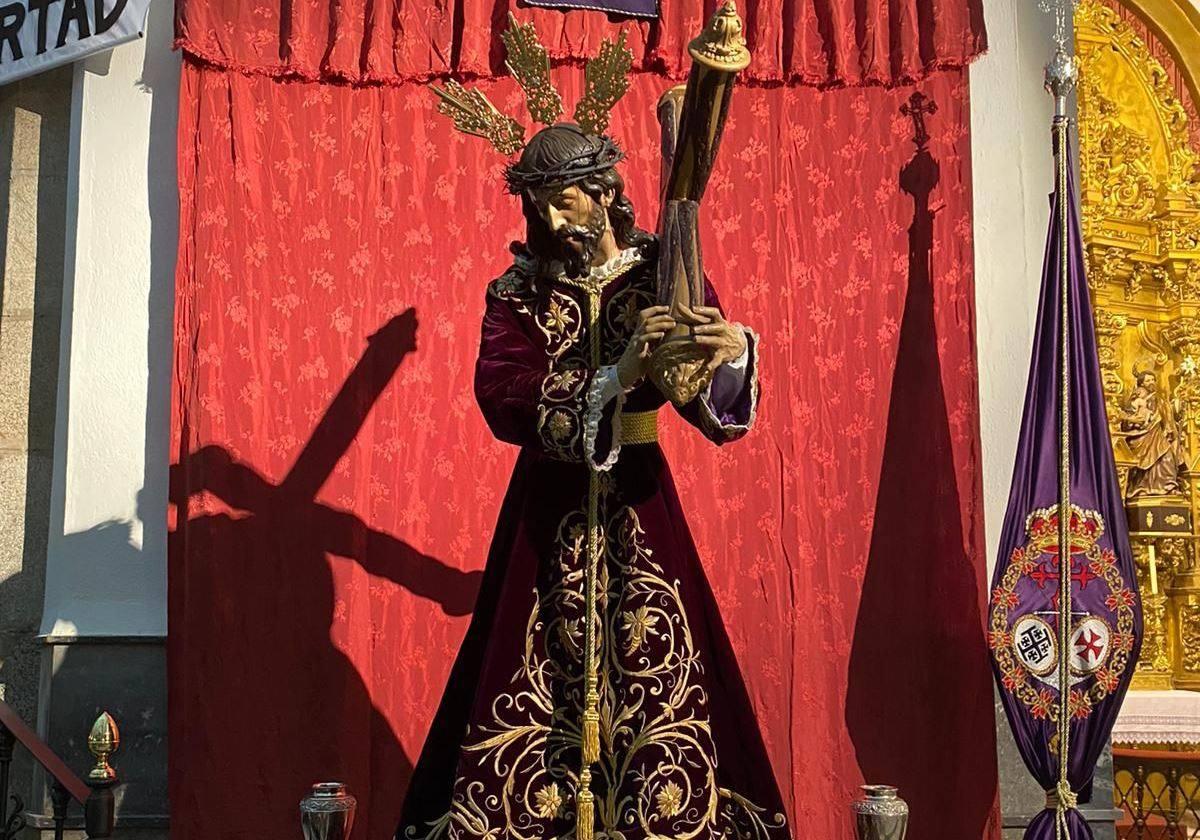 El Nazareno instaslado en su altar para la veneración