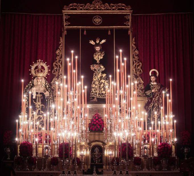 Altar de culto al Cristo, la Virgen y San Juan en San Gonzalo